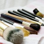 Hur bör man rengöra sina sminkborstar? Desinficerande sprej för sminkapplikatorer.